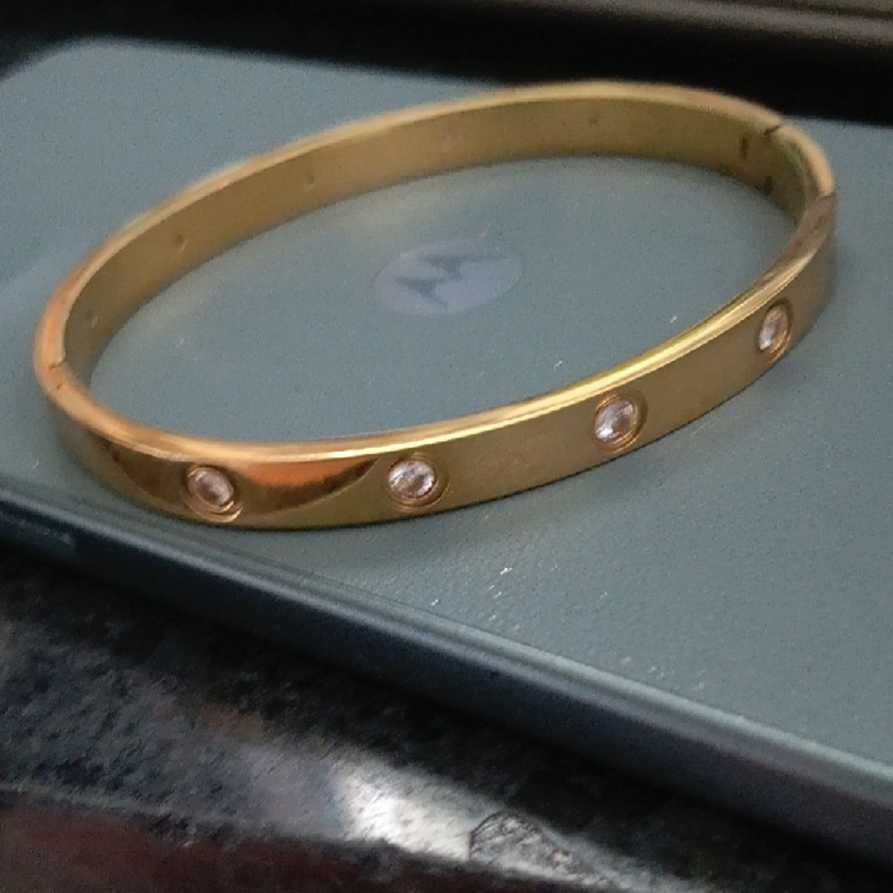 Elegant Gold Bracelet with Crystal Accents